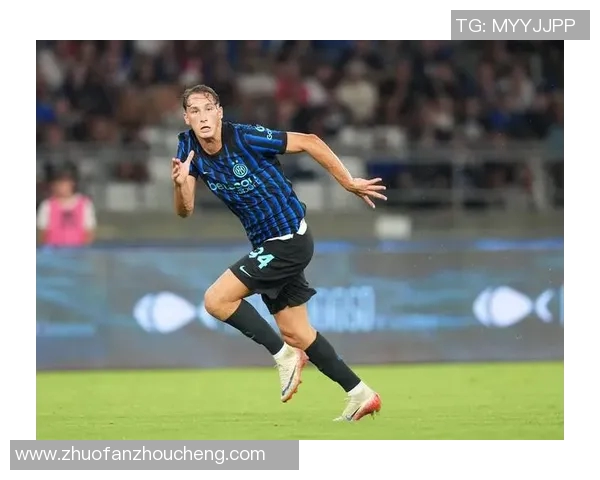 银白色球衣下的足球明星们展现激情与荣耀的瞬间